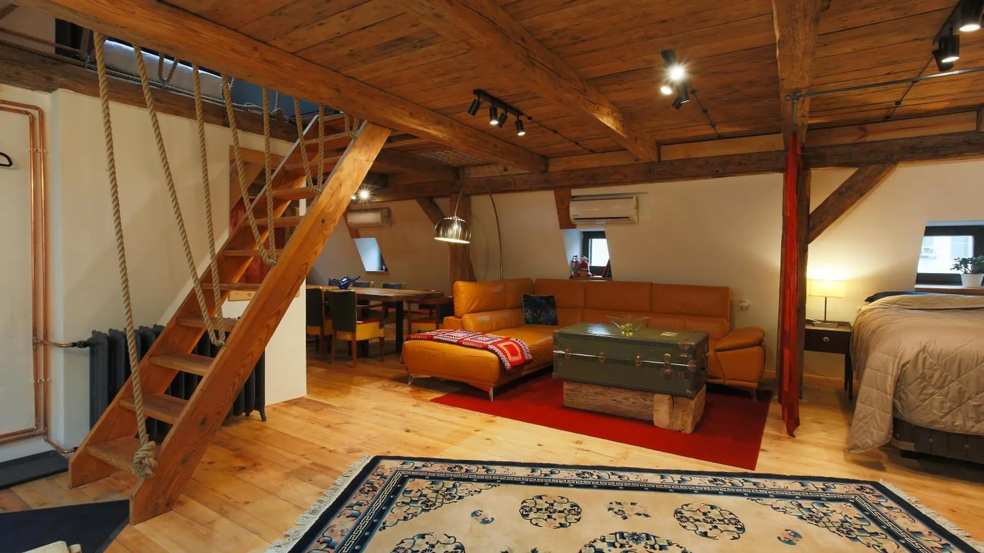 Large-Elegant-Central-Terrace Apartment Prag Tjeckien