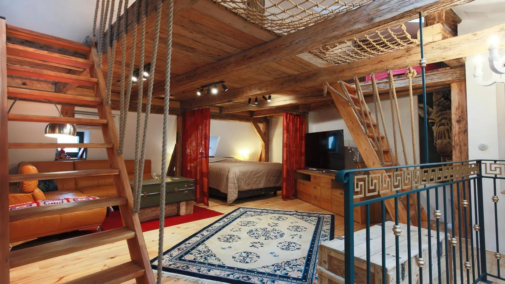 Large-Elegant-Central-Terrace Apartment Prag Tjeckien