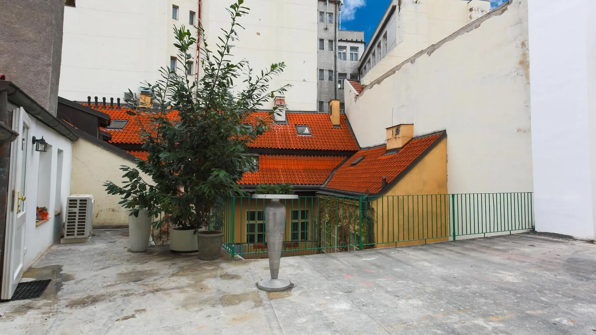 Large-Elegant-Central-Terrace Apartment Prag