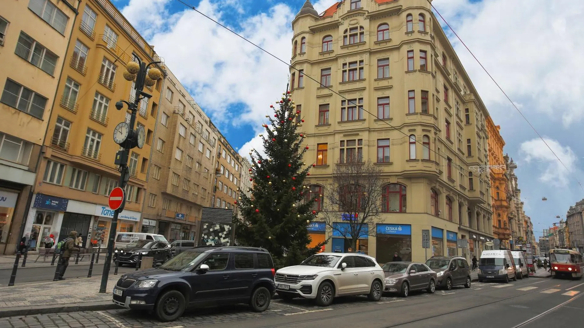 Large-Elegant-Central-Terrace Apartment Prága